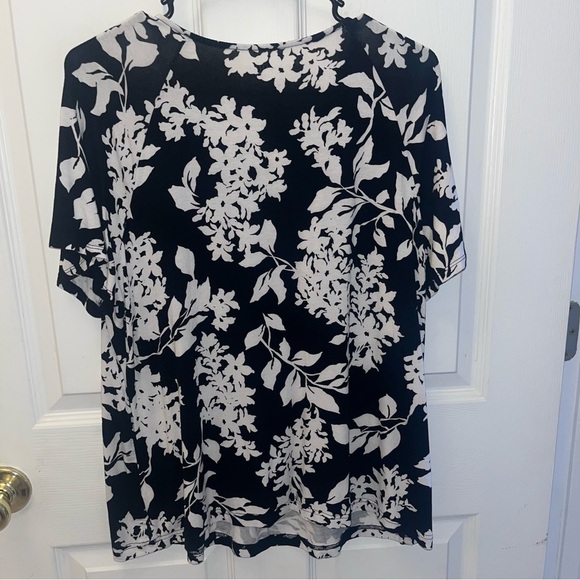 Croft & Barrow Women's Black and White Floral Blouse/b1008 - Picture 3 of 3